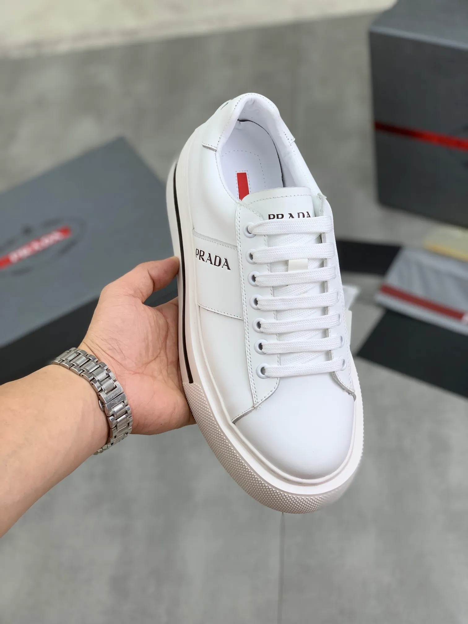 Men's Men's Shoes💰P560💰【New Style】 The latest model of high-quality PRADA classic men's shoes has been launched on the official website in 1:1 replica, synchronized in Hong Kong counters and on the same catwalk; all made of calfskin ➕Imported cowhide lining, 🍡🍡original rubber outsole 1:1 non-slip and wear-resistant; comfortable to wear, attractive style, fine workmanship, and simple and neat shoe last, showing a man's courage and toughness, 👍Number 38 to 44 (45 can be customized) 4⃣️colors🉑️ to choose from